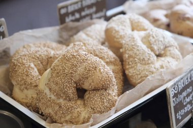 Fırının tezgahında taze pişmiş çörekler. yüksek kaliteli fotoğraf