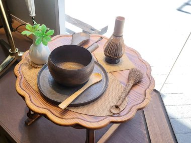 Kahve fincanı ve çay masada.