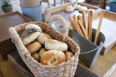 Tahta masada ekmek sepeti.