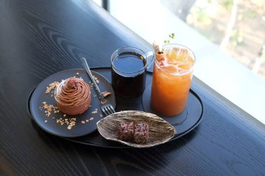 Çikolatalı dondurma, kremalı ve çikolatalı.