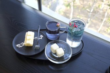 Kafede lezzetli bir tatlı.