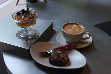 Lezzetli tatlıyı yakın.