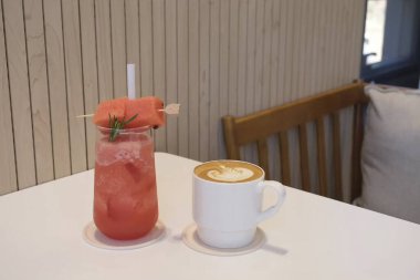 Bir bardak limonlu kokteyl.