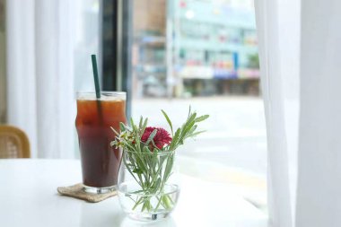 Tahta bir masada buzlu çay, süt ve buz.