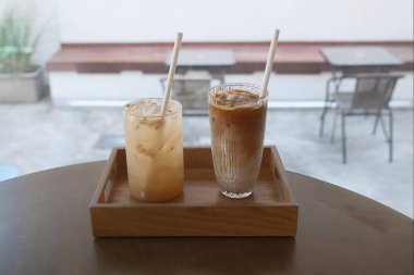 Süt ve buzlu buzlu kahve.