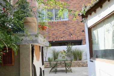 Beyaz duvarlı güzel bir ev.