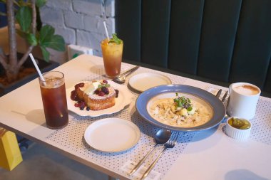 Masada lezzetli yemekler olan kahvaltı.