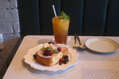 lezzetli tatlı taze meyveleri ve nane ile