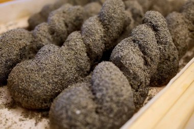 Çiğ organik siyah yer mantarı yemeye hazır.