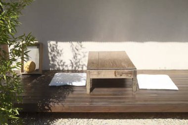 Sandalyeleri ve masaları olan ahşap masa.