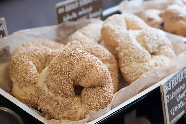 Fırının tezgahında taze pişmiş çörekler. yüksek kaliteli fotoğraf