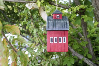 Bahçedeki kırmızı kuş evi