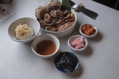 Lezzetli Asya yemeklerinin yakın görüntüsü