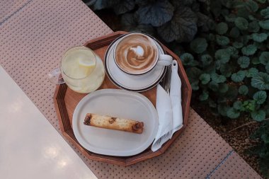 ay çöreği ve çikolatalı bir fincan kahve..