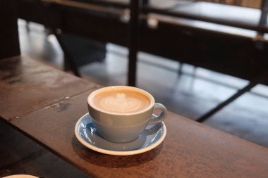 Bir fincan kahve ve latte tablosu.