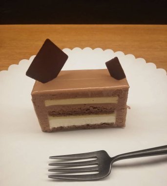 Beyaz arkaplanı olan bir pastanın dikey çekimi