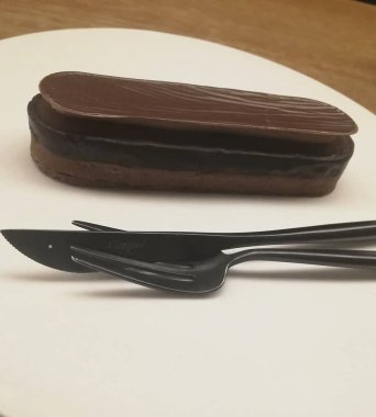 Çikolatalı keki bıçakla kapat.