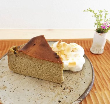 Çikolatalı ve kremalı lezzetli pasta.