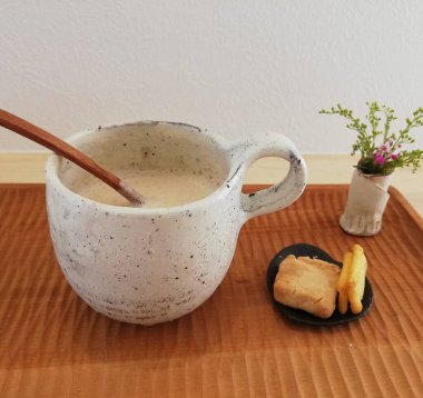 Ahşap arka planda kahve fincanı