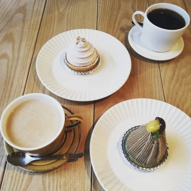 Kahve Kupası ve kek üzerine ahşap bir masa