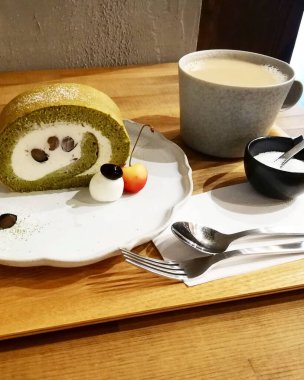 Bir fincan kahvenin yanına bir parça kek al.