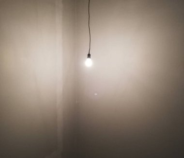 Siyah arkaplanda ampul