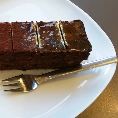 Çatallı bir parça çikolatalı pasta.