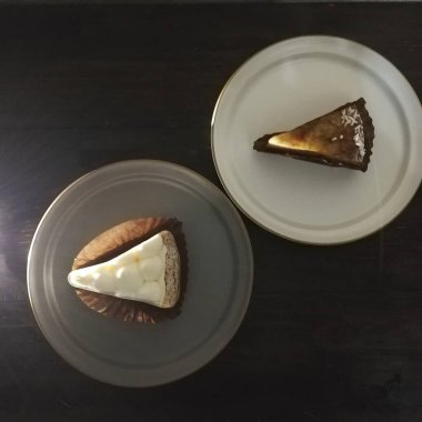 Bir dilim pasta beyaz bir plaka üzerinde