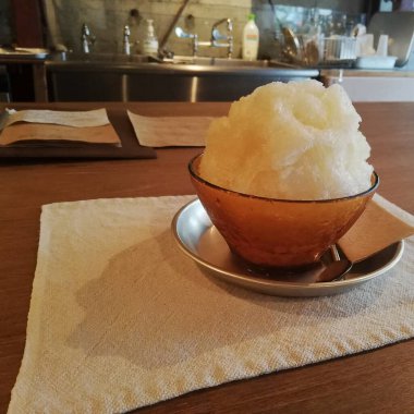 Bir kafede buzlu çay yakın.