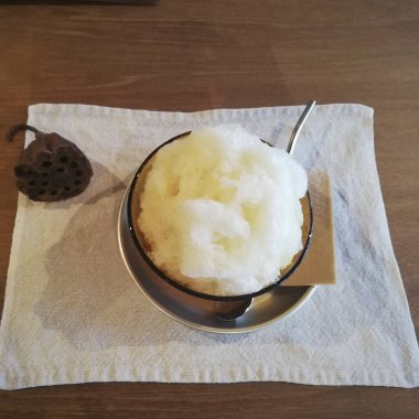 Bir kase hindistan cevizinin masandaki kaşıkla yakın plan fotoğrafı.