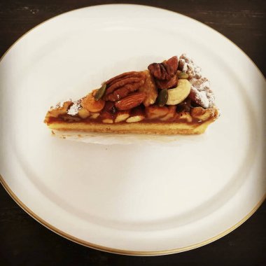 Bir parça çikolatalı pasta ve badem.