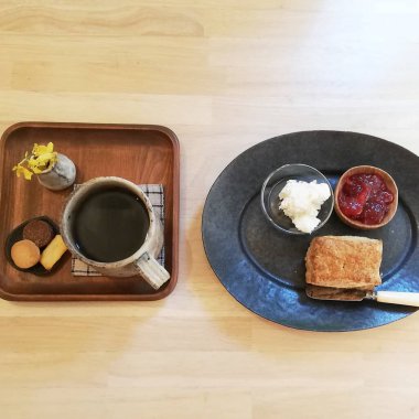 Kahvaltınız ve tostunuz ahşap masada.