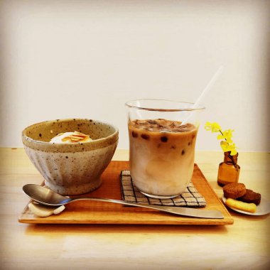 Sütlü buzlu kahve ve ahşap arka planda dondurma.