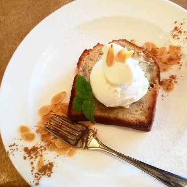 Lezzetli bir kahvaltı görüntüsü.