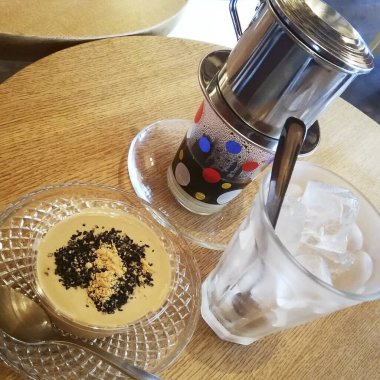 Bir bardak dondurma, kahve ve bir fincan kahve.