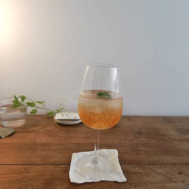 Bir bardak buzlu şarap.