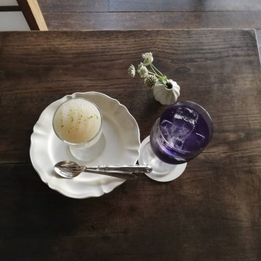 Bir fincan latte sanat kahve ve süt ahşap masada.