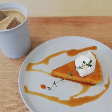 Bir parça kek ve beyaz tabakta bir fincan kahve.