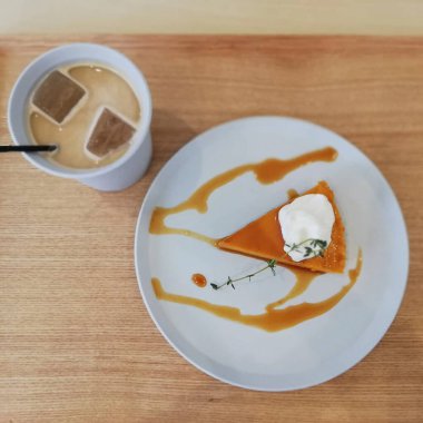 kahve fincanı ve kahve masada.