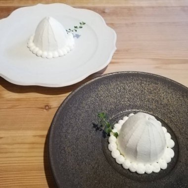 Masanın üzerinde beyaz, kahverengi ve beyaz çikolatalı kekler.