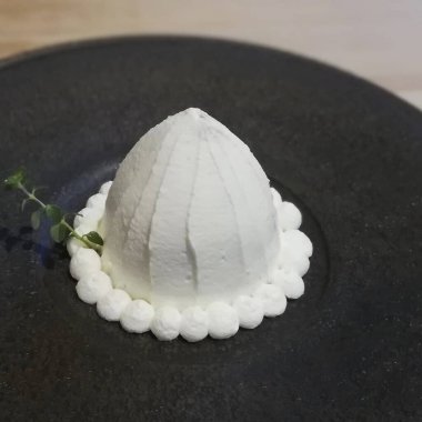 Beyaz tabaklı bir parça kek.