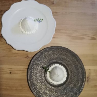 Kremalı ve naneli beyaz pasta manzarası