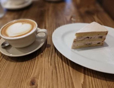 Bir fincan kahve ve bir parça çikolatalı kek.