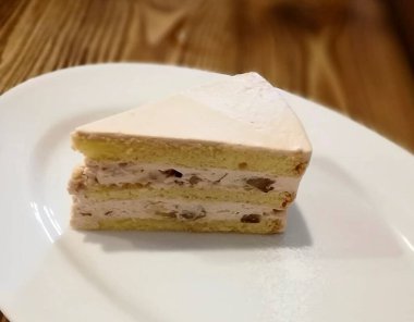 Krem şantili ve çikolatalı kek.