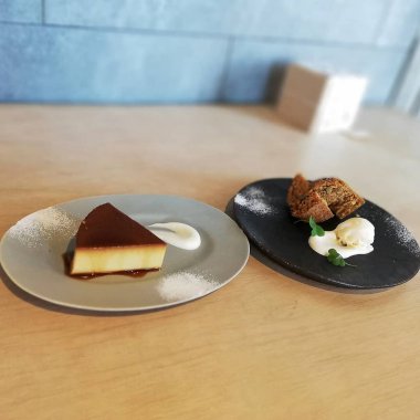 Kremalı ve naneli çikolatalı pasta.