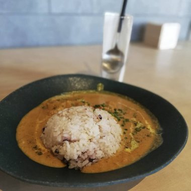 Tavuklu ve pirinçli Tayland yemeği, yakın çekim.