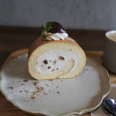 Kremalı ve çikolatalı lezzetli kek.