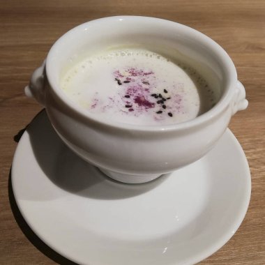 Bir fincan çay, bir kaşık ve bir çiçek.