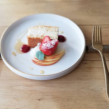 Çilek reçeli ve naneli lezzetli bir tatlı.