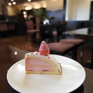 çilek ve krema ile lezzetli kek